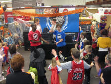 Alex the Juggler performs with Jay at Byerlys!